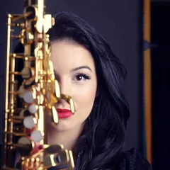 Women with saxophone / Жена със саксофон